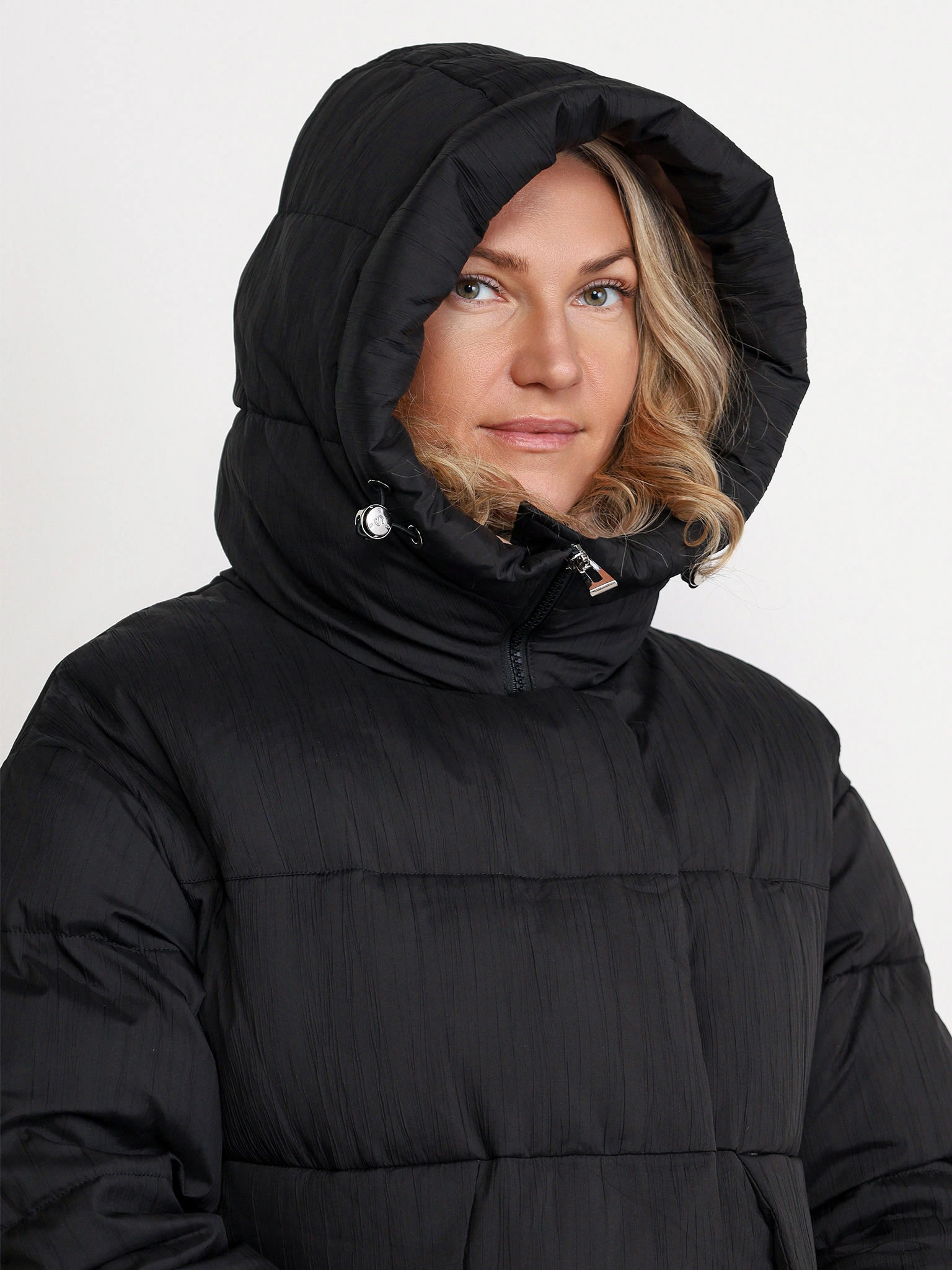 Пуховик черного цвета с капюшоном